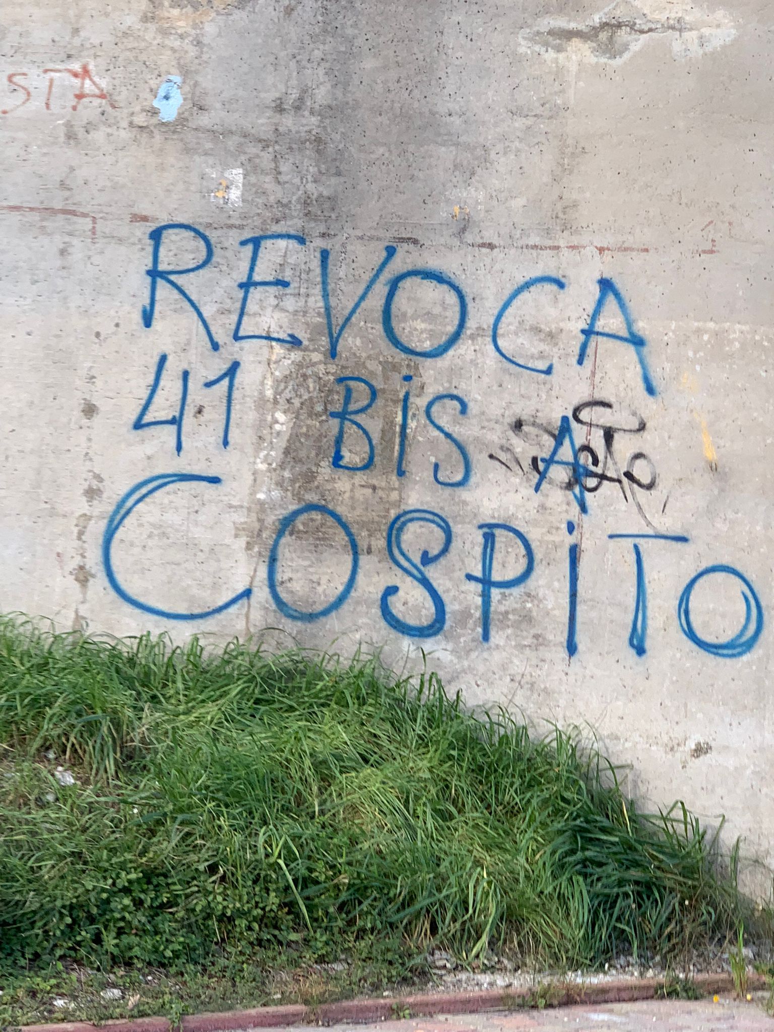 scritte-in-difesa-dell’anarchico-alfredo-cospito-sulla-strada-che-collega-orvieto-e-allerona