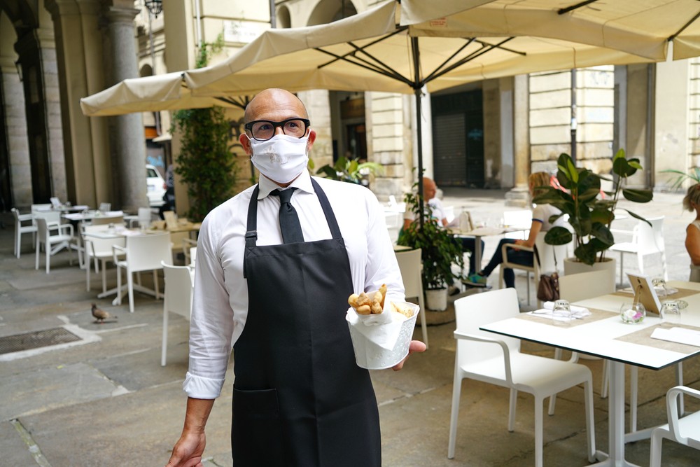 quanto-dovrebbe-guadagnare-un-cameriere-in-italia?-–-agrodolce
