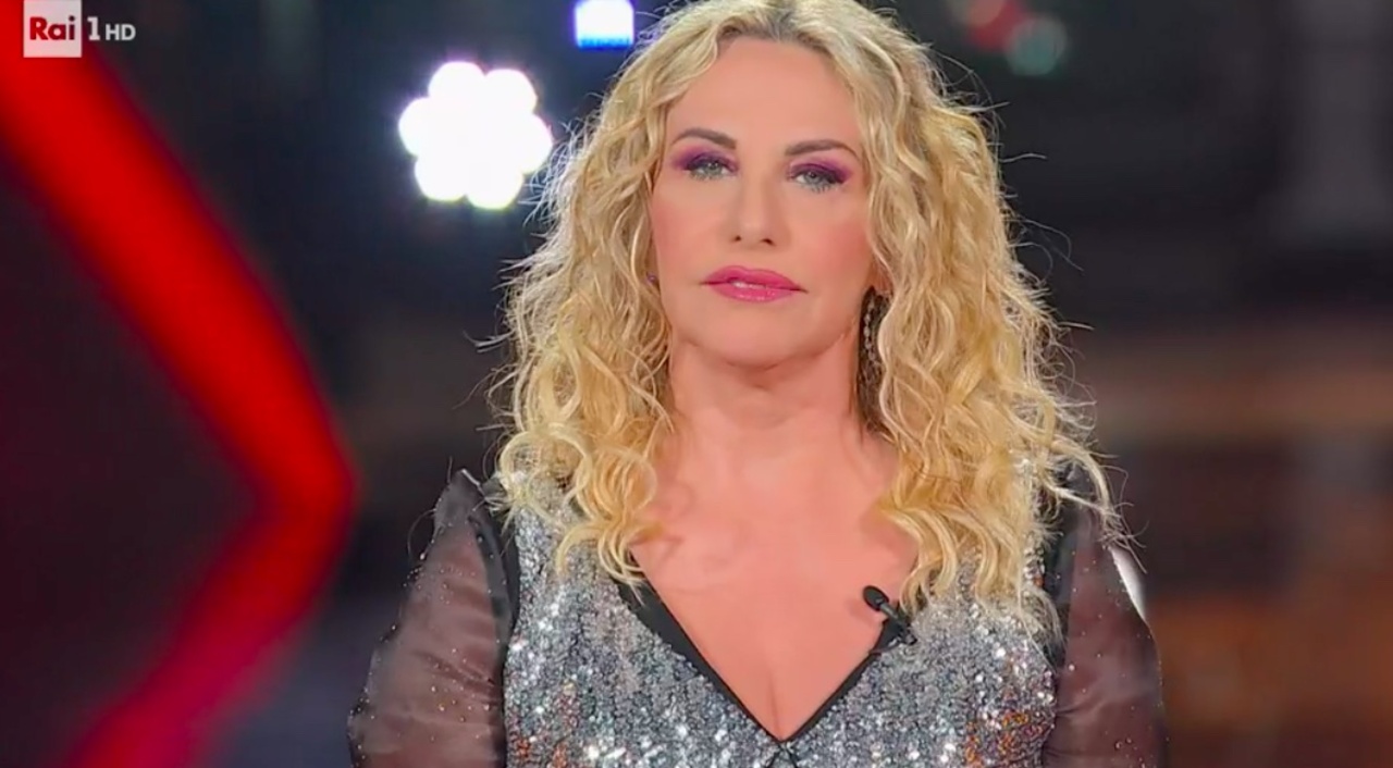 antonella-clerici-ricorda-maurizio-costanzo-in-apertura-di-the-voice-senior