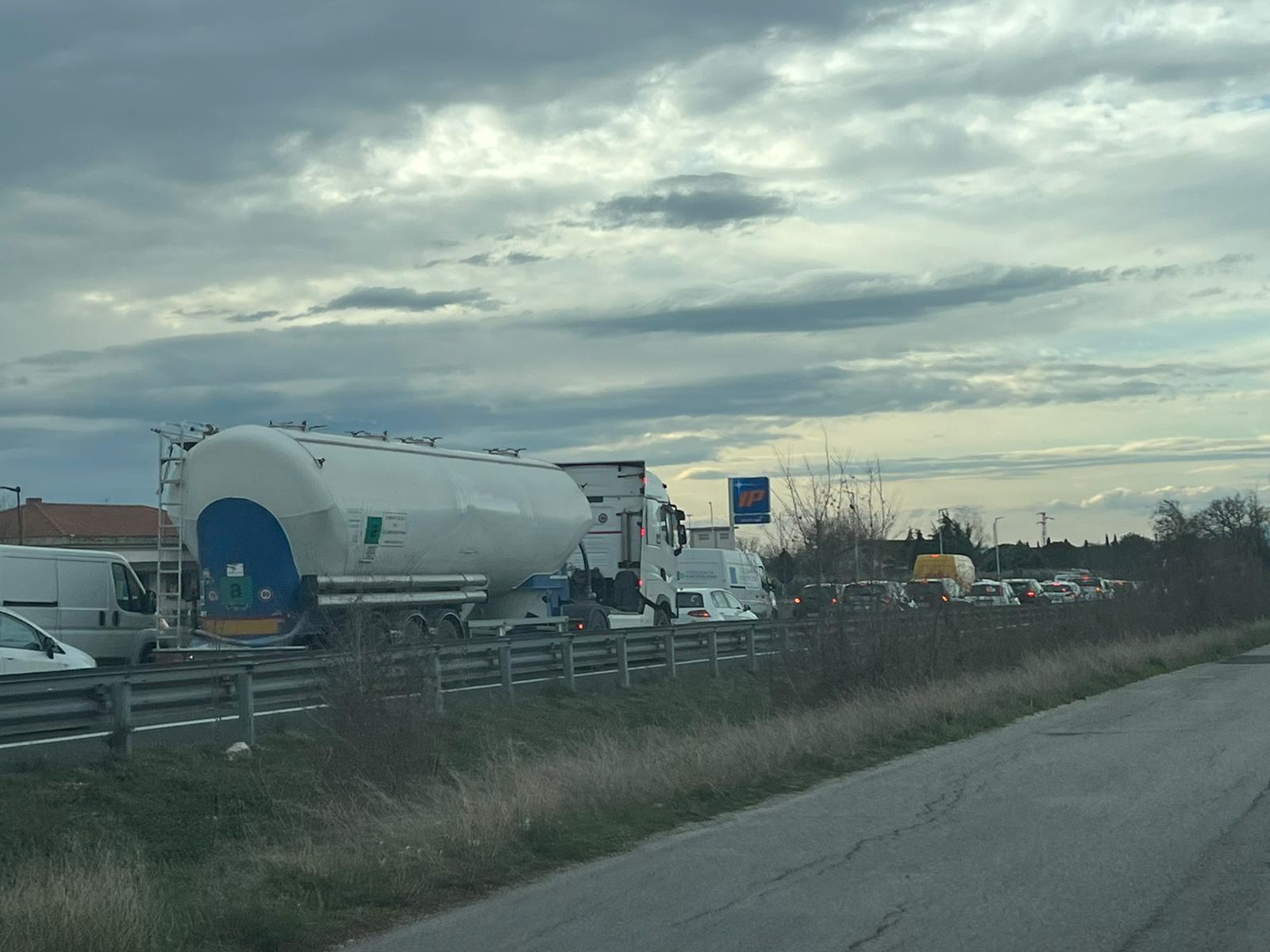 forte-vento-e-incidenti,-auto-si-ribalta-e-un-albero-si-schianta-sulla-75-[video]