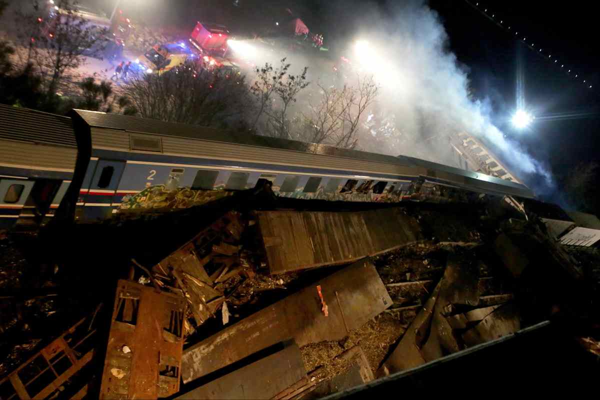 grecia,-scontro-tra-due-treni-nella-notte:-almeno-36-morti-e-85-feriti