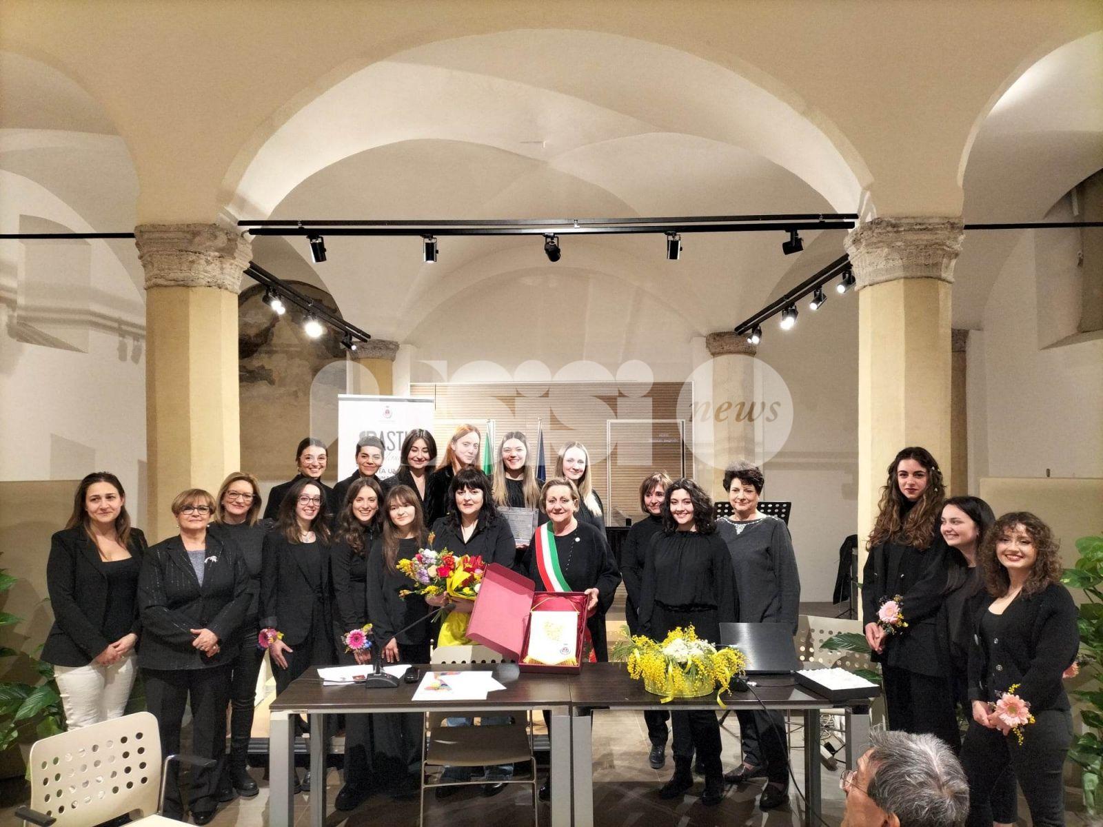 stefania-piccardi,-direttrice-del-coro-aurora,-premiata-a-bastia-con-la-mimosa-d'oro-2023-(foto)