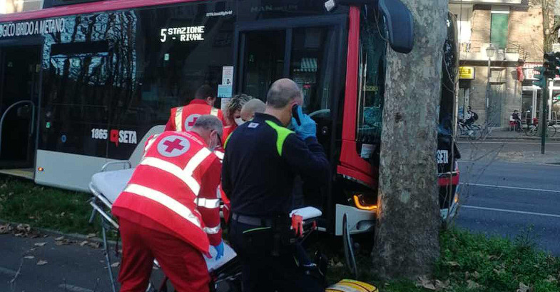 il-conducente-accusa-un-malore,-bus-pieno-di-passeggeri-contro-un-albero-–-grandeinganno