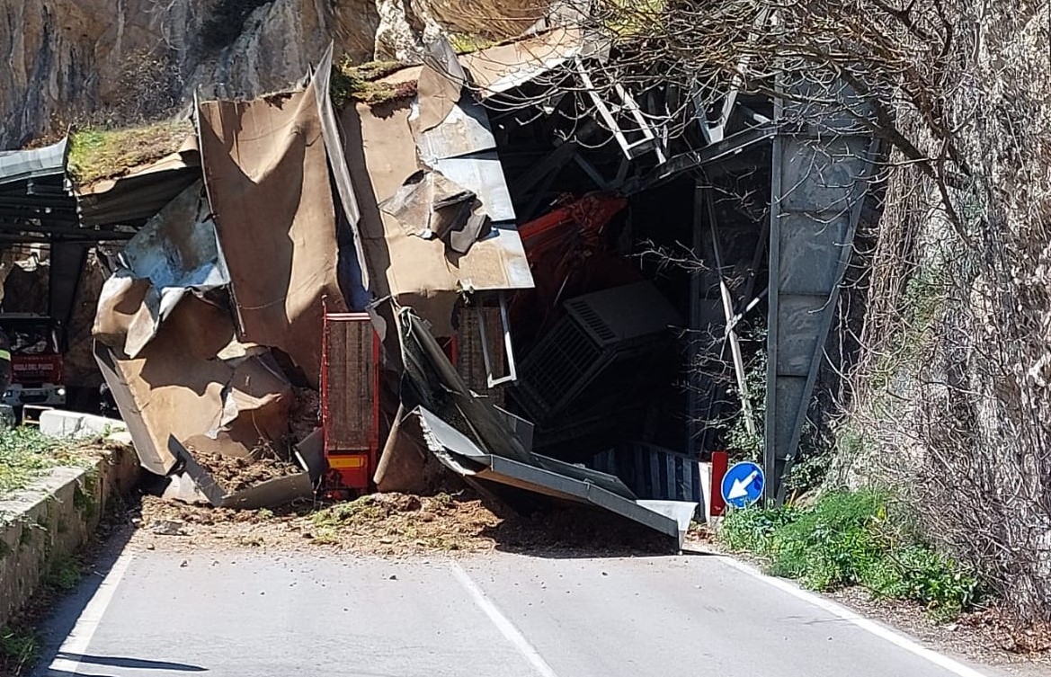 valnerina-‘spezzata’-in-due:-divelta-tettoia-di-galleria-a-ferentillo