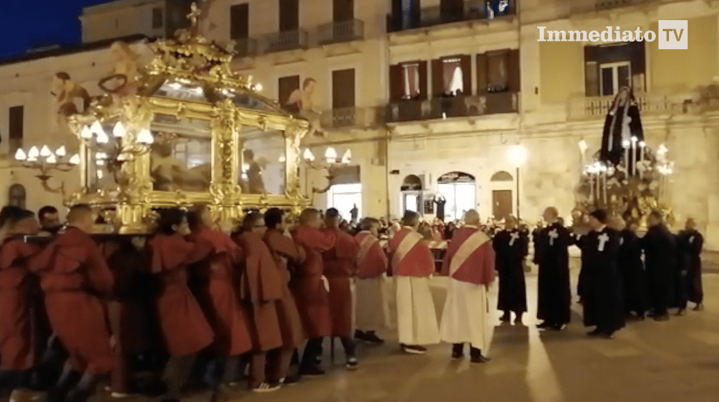 a-foggia-l'incontro-del-cristo-morto-con-l'addolorata.-il-vescovo-ai-cittadini:-“prendiamoci-cura-di-chi-viene-lasciato-solo”-–-l'immediato